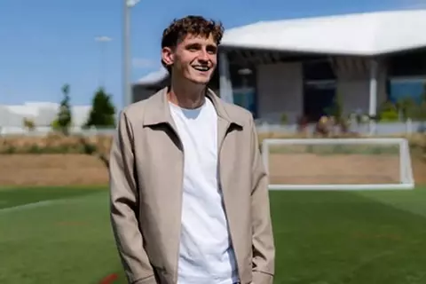 قادمًا من ليفربول.. ليون يعلن تعاقده مع مورتون لتدعيم صفوف الفريق